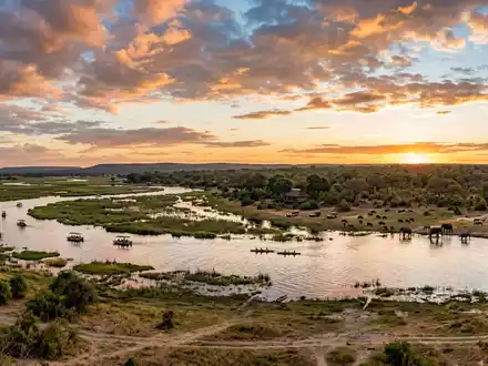 Fotorealistische Panoramaaufnahme von Chobe-Nationalpark in Kasane Botswana, warmes Abendlicht auf Wahrzeichen im Reisemotiv - Foto: THN