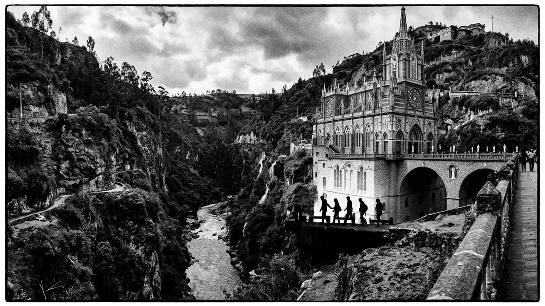 Schwarzweiss-Reportage vom Wahrzeichen Las-Lajas-Heiligtum in Ipiales, Kolumbien