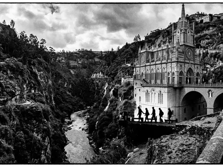 Schwarzweiss-Reportagebild vom Wahrzeichen Las-Lajas-Heiligtum in Ipiales Kolumbien, dokumentarische Reisefotografie mit starken Kontrasten - Foto: THN