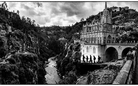 Schwarzweiss-Reportagebild vom Wahrzeichen Las-Lajas-Heiligtum in Ipiales Kolumbien, dokumentarische Reisefotografie mit starken Kontrasten - Foto: THN