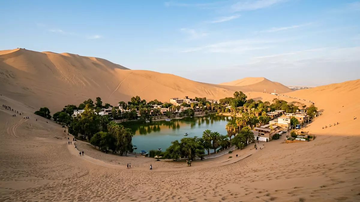 Editorial-Reisemagazinbild vom Wahrzeichen Huacachina in Ica, Peru
