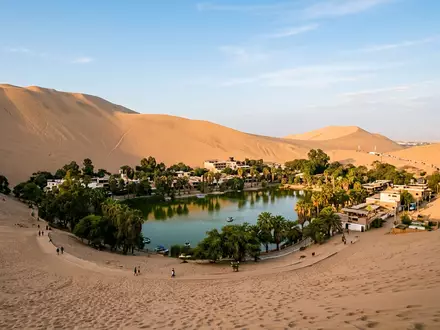 Editorialbild im Reisemagazin-Stil vom Wahrzeichen Huacachina in Ica Peru, ausgewogene Bildgestaltung und natuerliches Umgebungslicht - Foto: THN