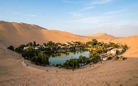 Editorialbild im Reisemagazin-Stil vom Wahrzeichen Huacachina in Ica Peru, ausgewogene Bildgestaltung und natuerliches Umgebungslicht - Foto: THN