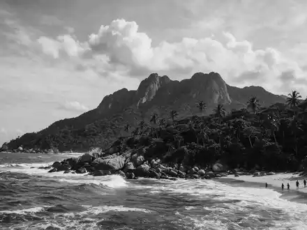 Schwarzweiss-Reportagebild vom Wahrzeichen Tayrona-Nationalpark in Santa Marta Kolumbien, dokumentarische Reisefotografie mit starken Kontrasten - Foto: THN