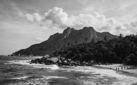Schwarzweiss-Reportagebild vom Wahrzeichen Tayrona-Nationalpark in Santa Marta Kolumbien, dokumentarische Reisefotografie mit starken Kontrasten - Foto: THN