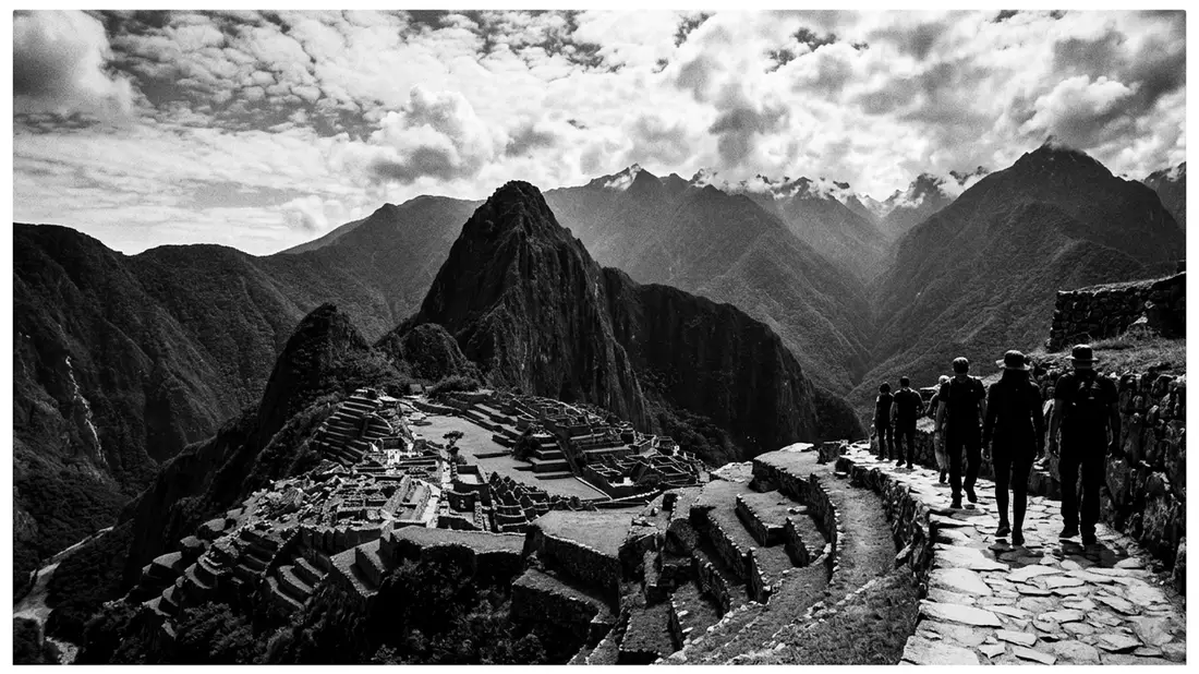 Schwarzweiss-Reportage vom Wahrzeichen Machu Picchu in Aguas Calientes, Peru