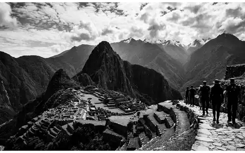 Schwarzweiss-Reportagebild vom Wahrzeichen Machu Picchu in Aguas Calientes Peru, dokumentarische Reisefotografie mit starken Kontrasten - Foto: THN