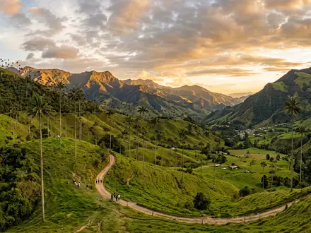 Fotorealistische Panoramaaufnahme von Zona Cafetera in Salento Kolumbien, warmes Abendlicht auf Wahrzeichen - Foto: THN