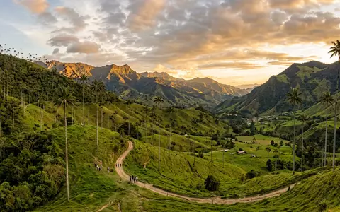 Fotorealistische Panoramaaufnahme von Zona Cafetera in Salento Kolumbien, warmes Abendlicht auf Wahrzeichen - Foto: THN
