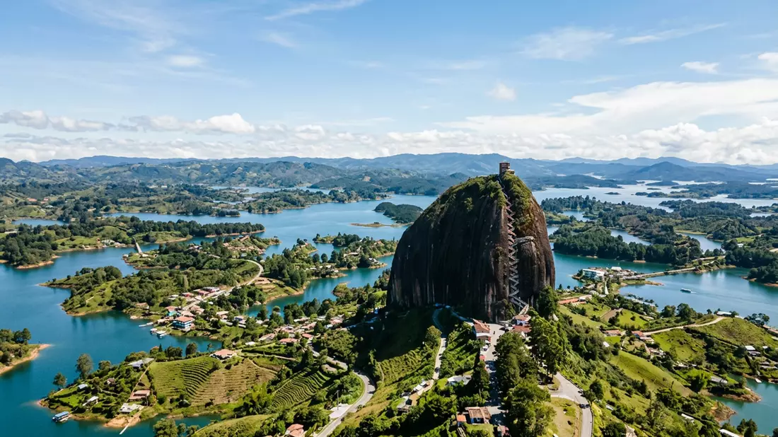Editorial-Reisemagazinbild vom Wahrzeichen Guatape-Felsen in Guatape, Kolumbien