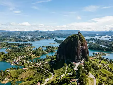 Editorialbild im Reisemagazin-Stil vom Wahrzeichen Guatape-Felsen in Guatape Kolumbien, ausgewogene Bildgestaltung und natuerliches Umgebungslicht - Foto: THN