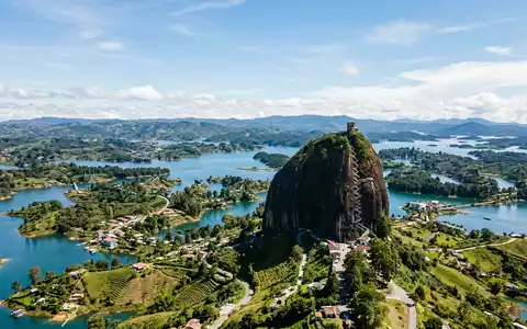 Editorialbild im Reisemagazin-Stil vom Wahrzeichen Guatape-Felsen in Guatape Kolumbien, ausgewogene Bildgestaltung und natuerliches Umgebungslicht - Foto: THN
