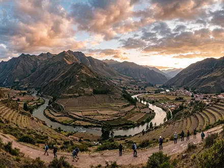 Fotorealistische Panoramaaufnahme von Heiliges Tal der Inka in Urubamba Peru, warmes Abendlicht auf Wahrzeichen - Foto: THN