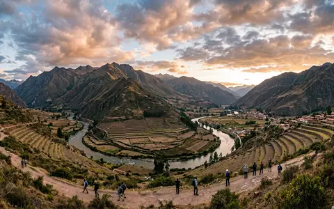 Fotorealistische Panoramaaufnahme von Heiliges Tal der Inka in Urubamba Peru, warmes Abendlicht auf Wahrzeichen - Foto: THN
