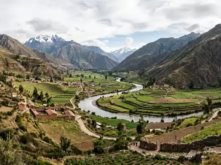 Editorialbild im Reisemagazin-Stil vom Wahrzeichen Heiliges Tal der Inka in Urubamba Peru, ausgewogene Bildgestaltung und - Foto: THN