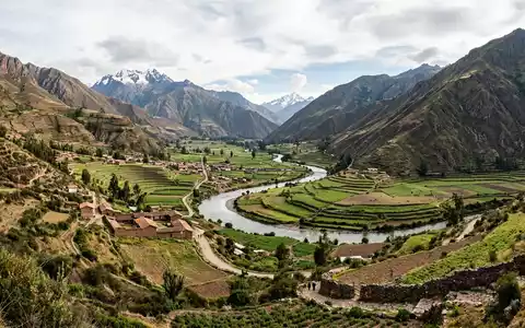 Editorialbild im Reisemagazin-Stil vom Wahrzeichen Heiliges Tal der Inka in Urubamba Peru, ausgewogene Bildgestaltung und - Foto: THN