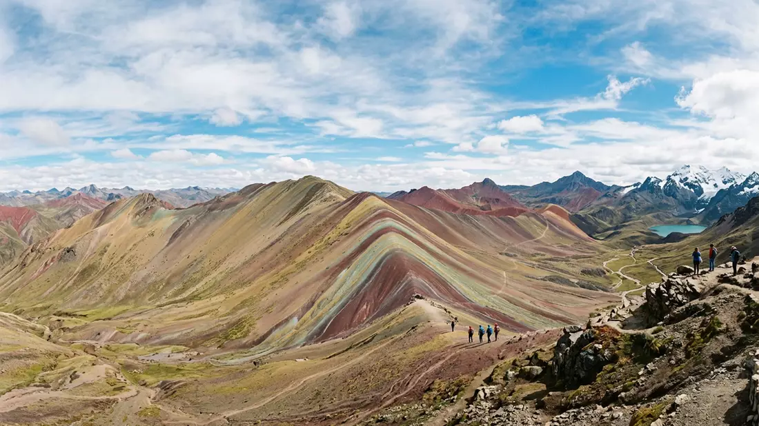 Editorial-Reisemagazinbild vom Wahrzeichen Regenbogenberg Peru in Cusco, Peru