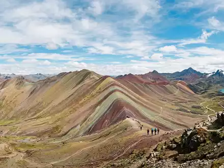 Editorialbild im Reisemagazin-Stil vom Wahrzeichen Regenbogenberg Peru in Cusco Peru, ausgewogene Bildgestaltung und natuerliches Umgebungslicht - Foto: THN