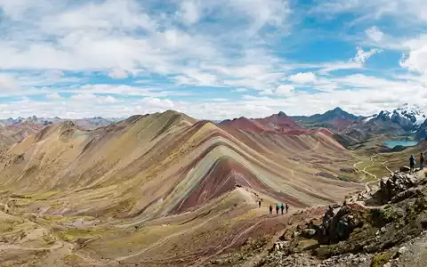 Editorialbild im Reisemagazin-Stil vom Wahrzeichen Regenbogenberg Peru in Cusco Peru, ausgewogene Bildgestaltung und natuerliches Umgebungslicht - Foto: THN