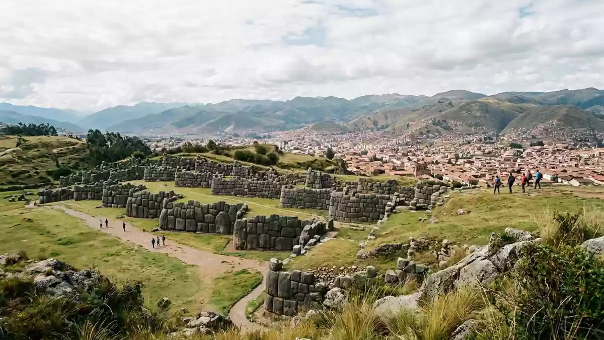 Sacsayhuamán, Cusco, Peru, Papstbesuch, Papst Leo XIV, Reise, Tourismus, Archäologischer Park, Religiöse Veranstaltung, Inka-Kultur, Illustration mit AI erstellt.