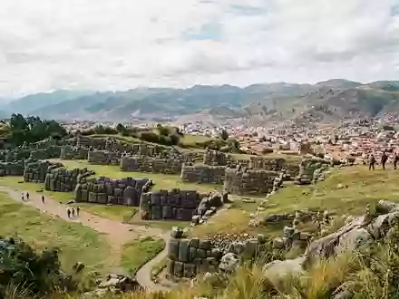 Editorialbild im Reisemagazin-Stil vom Wahrzeichen Sacsayhuaman in Cusco Peru, ausgewogene Bildgestaltung und natuerliches Umgebungslicht - Foto: THN