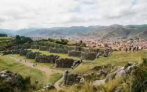 Editorialbild im Reisemagazin-Stil vom Wahrzeichen Sacsayhuaman in Cusco Peru, ausgewogene Bildgestaltung und natuerliches Umgebungslicht - Foto: THN