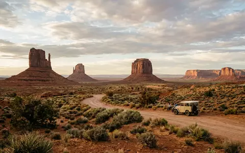 Editorialbild im Reisemagazin-Stil vom Wahrzeichen Monument Valley in Oljato USA, ausgewogene Bildgestaltung und natuerliches Umgebungslicht - Foto: THN