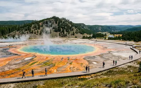 Editorialbild im Reisemagazin-Stil vom Wahrzeichen Yellowstone-Nationalpark in Yellowstone USA, ausgewogene Bildgestaltung und natuerliches Umgebungslicht - Foto: THN