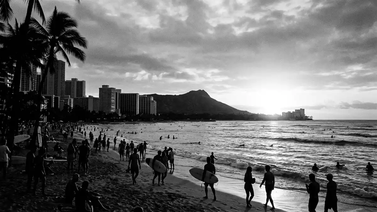 Schwarzweiss-Reportage vom Wahrzeichen Waikiki Beach in Honolulu, USA