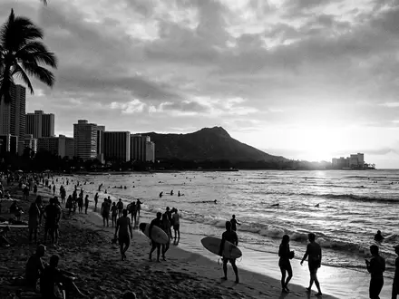 Schwarzweiss-Reportagebild vom Wahrzeichen Waikiki Beach in Honolulu USA, dokumentarische Reisefotografie mit starken Kontrasten - Foto: THN