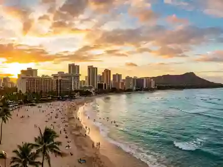 Fotorealistische Panoramaaufnahme von Waikiki Beach in Honolulu USA, warmes Abendlicht auf Wahrzeichen - Foto: THN