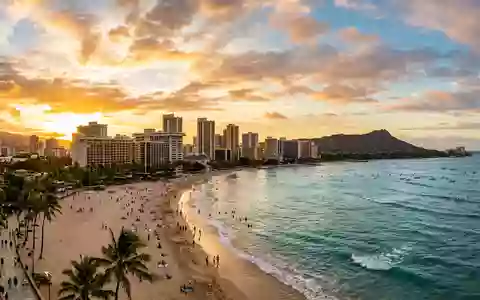 Fotorealistische Panoramaaufnahme von Waikiki Beach in Honolulu USA, warmes Abendlicht auf Wahrzeichen - Foto: THN