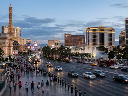 Editorialbild im Reisemagazin-Stil vom Wahrzeichen Las Vegas Strip in Las Vegas USA, ausgewogene Bildgestaltung und - Foto: THN