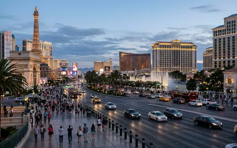 Editorialbild im Reisemagazin-Stil vom Wahrzeichen Las Vegas Strip in Las Vegas USA, ausgewogene Bildgestaltung und - Foto: THN