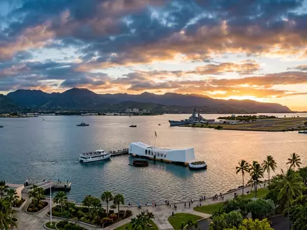 Fotorealistische Panoramaaufnahme von Pearl Harbor in Honolulu USA, warmes Abendlicht auf Wahrzeichen - Foto: THN