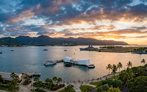Fotorealistische Panoramaaufnahme von Pearl Harbor in Honolulu USA, warmes Abendlicht auf Wahrzeichen - Foto: THN