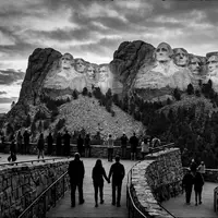 Schwarzweiss-Reportagebild vom Wahrzeichen Mount Rushmore in Keystone USA, dokumentarische Reisefotografie mit starken Kontrasten - Foto: THN