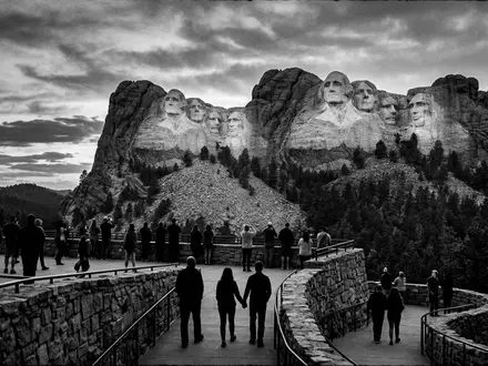 Schwarzweiss-Reportagebild vom Wahrzeichen Mount Rushmore in Keystone USA, dokumentarische Reisefotografie mit starken Kontrasten - Foto: THN