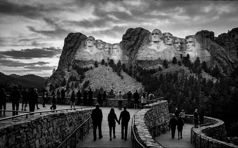 Schwarzweiss-Reportagebild vom Wahrzeichen Mount Rushmore in Keystone USA, dokumentarische Reisefotografie mit starken Kontrasten - Foto: THN