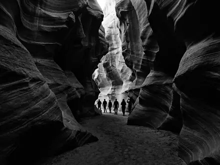 Schwarzweiss-Reportagebild vom Wahrzeichen Antelope Canyon in Page USA, dokumentarische Reisefotografie mit starken Kontrasten - Foto: THN