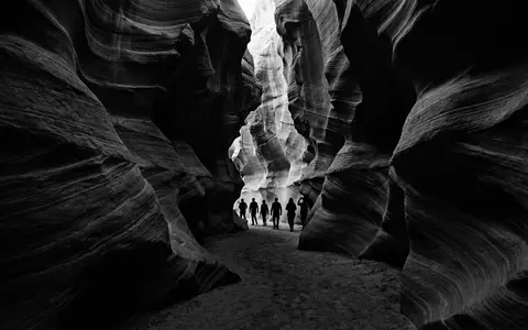 Schwarzweiss-Reportagebild vom Wahrzeichen Antelope Canyon in Page USA, dokumentarische Reisefotografie mit starken Kontrasten - Foto: THN