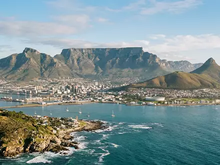 Editorialbild im Reisemagazin-Stil vom Wahrzeichen Tafelberg Kapstadt in Kapstadt Südafrika, ausgewogene Bildgestaltung und natuerliches Umgebungslicht - Foto: THN