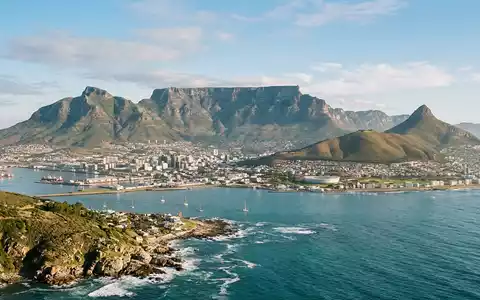 Editorialbild im Reisemagazin-Stil vom Wahrzeichen Tafelberg Kapstadt in Kapstadt SĂŒdafrika, ausgewogene Bildgestaltung und natuerliches Umgebungslicht - Foto: THN