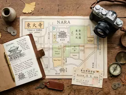 Flatlay-Reise-Arrangement rund um Todai-ji Nara in Nara Japan, Karte Kompass Kamera und generische Reiserequisiten - Foto: THN