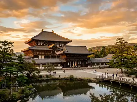 Fotorealistische Panoramaaufnahme von Todai-ji Nara in Nara Japan, warmes Abendlicht auf Wahrzeichen - Foto: THN