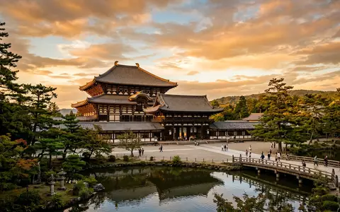 Fotorealistische Panoramaaufnahme von Todai-ji Nara in Nara Japan, warmes Abendlicht auf Wahrzeichen - Foto: THN
