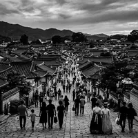 Schwarzweiss-Reportagebild vom Wahrzeichen Jeonju Hanok Village in Jeonju Sudkorea, dokumentarische Reisefotografie mit starken Kontrasten - Foto: THN