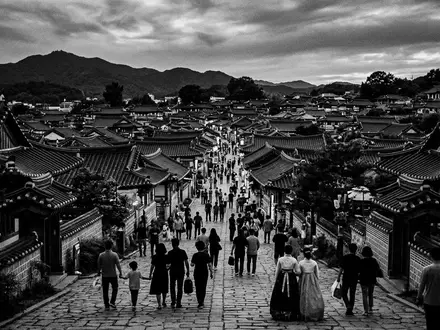 Schwarzweiss-Reportagebild vom Wahrzeichen Jeonju Hanok Village in Jeonju Sudkorea, dokumentarische Reisefotografie mit starken Kontrasten - Foto: THN