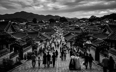 Schwarzweiss-Reportagebild vom Wahrzeichen Jeonju Hanok Village in Jeonju Sudkorea, dokumentarische Reisefotografie mit starken Kontrasten - Foto: THN