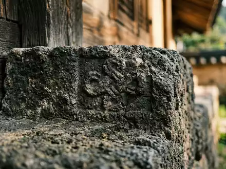 Extreme Makroaufnahme eines Materialdetails am Wahrzeichen Jeonju Hanok Village in Jeonju Sudkorea, taktile Struktur und - Foto: THN